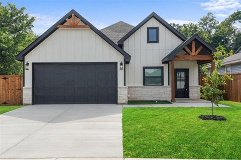 Photo of 510 Paradise Street, Fort Worth, TX 76111 (MLS # 21311088)