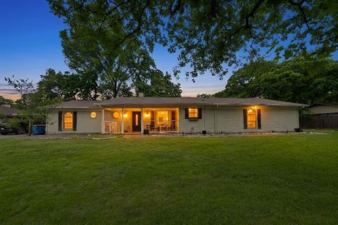 Photo of 126 Oak Lane, Burleson, TX 76028 (MLS # 21245611)