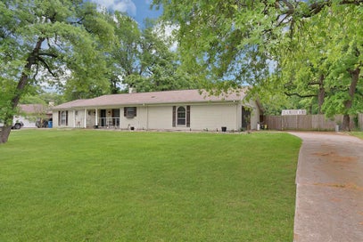 126 Oak Lane Burleson TX 76028
