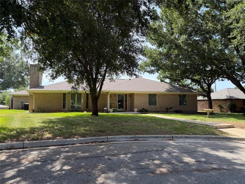 Photo of 3 Brownstone Court, Brownwood, TX 76801 (MLS # 21347468)