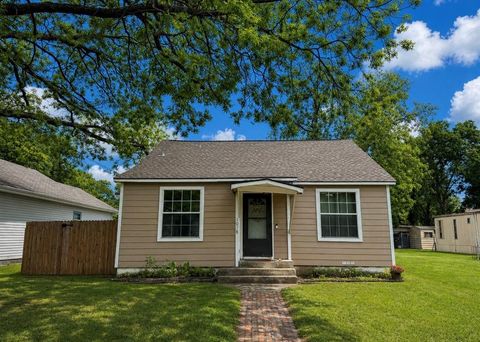 Photo of 1018 Truelove Street, Gainesville, TX 76240 (MLS # 21251042)