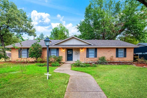 Photo of 665 32nd Street SE, Paris, TX 75460 (MLS # 21392367)