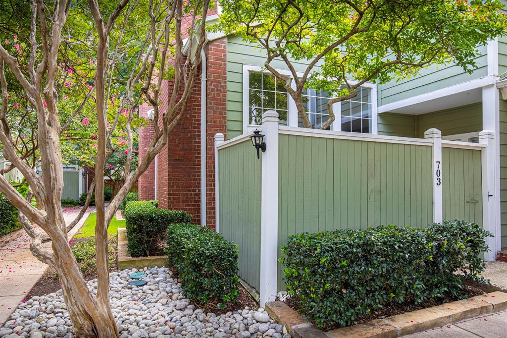 Bent Trail Twnhms - Residential