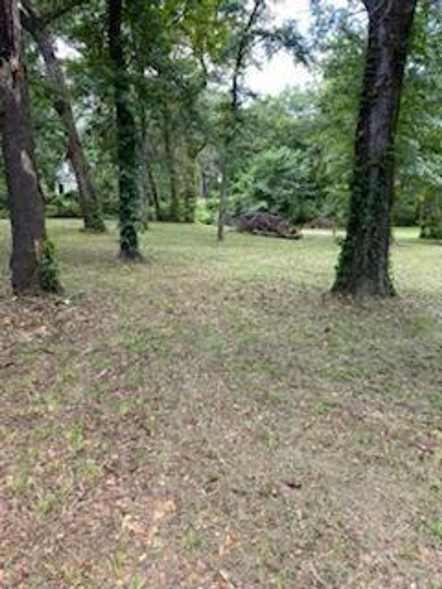 Beautiful lot in the gated Heather Woods community! Ready to build on with electric, water, and sewer hookups, in upscale community with beautiful homes, great roads and community boat launch. Seller including blueprints for potential home in the final price