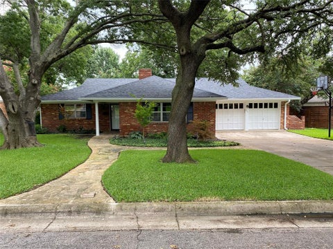 Photo of 3621 Winifred Drive, Fort Worth, TX 76133 (MLS # 21371378)
