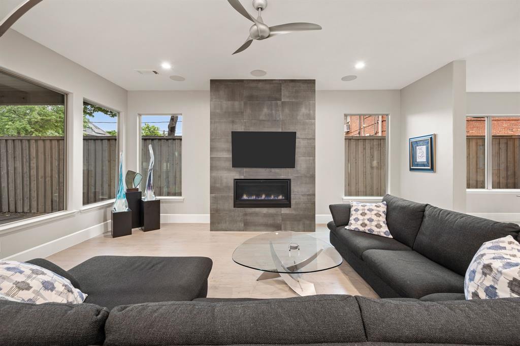 6811 Del Norte Lane