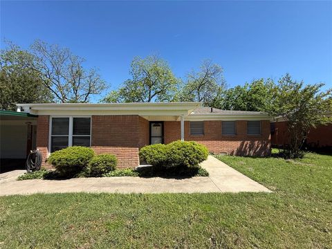 Photo of 1135 Park Center Street, Benbrook, TX 76126 (MLS # 21230828)