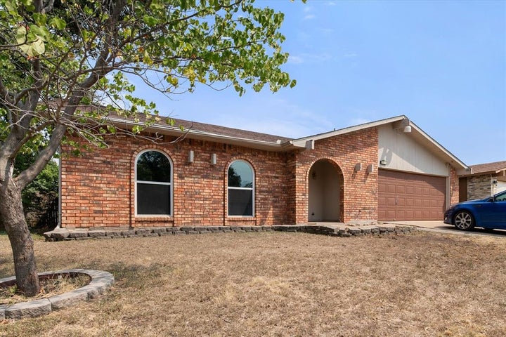 Photo 1 of 30 — 7501 Weatherwood Court, Fort Worth, TX 76133