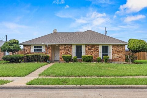 Photo of 2217 Rockbluff Drive, Rowlett, TX 75088 (MLS # 21327666)