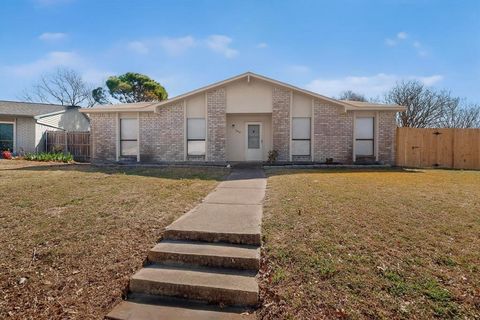 Photo of 700 Via Barcelona, Mesquite, TX 75150 (MLS # 21192635)