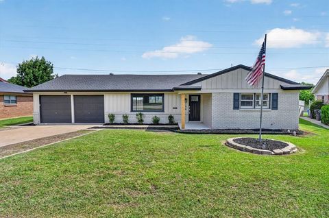 Photo of 154 Hallmark Drive W, Fort Worth, TX 76134 (MLS # 21313095)