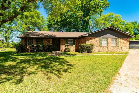 Photo of 12 Brookhollow Circle, Gainesville, TX 76240 (MLS # 21234080)