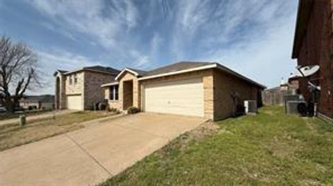 Photo of 603 Ambarella Street, Arlington, TX 76002 (MLS # 21331257)