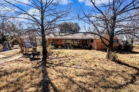 Photo of 610 S Cardinal Road, Reno, TX 76020 (MLS # 21179217)