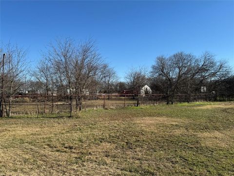Photo of 717 N Pecan Creek Trail, Valley View, TX 76272 (MLS # 21136667)