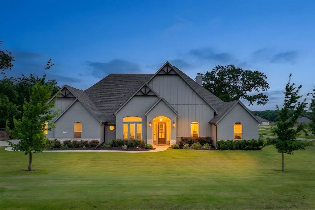 Photo of 947 Silverleaf Drive, Weatherford, TX 76085 (MLS # 21319515)