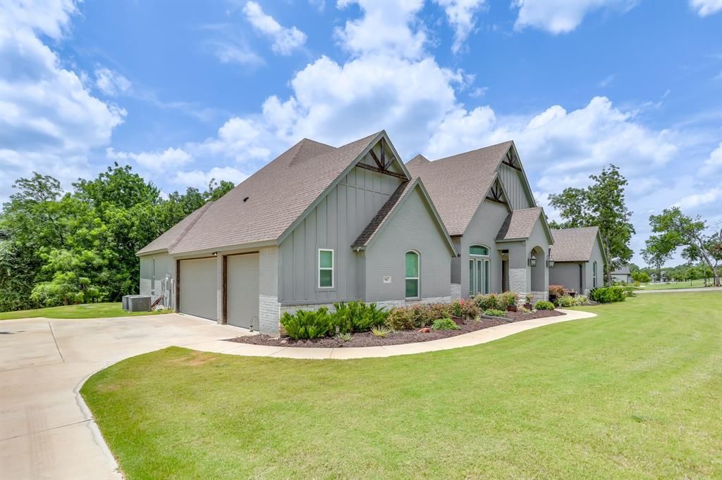 Photo of 947 Silverleaf Drive, Weatherford, TX 76085 (MLS # 21319515)