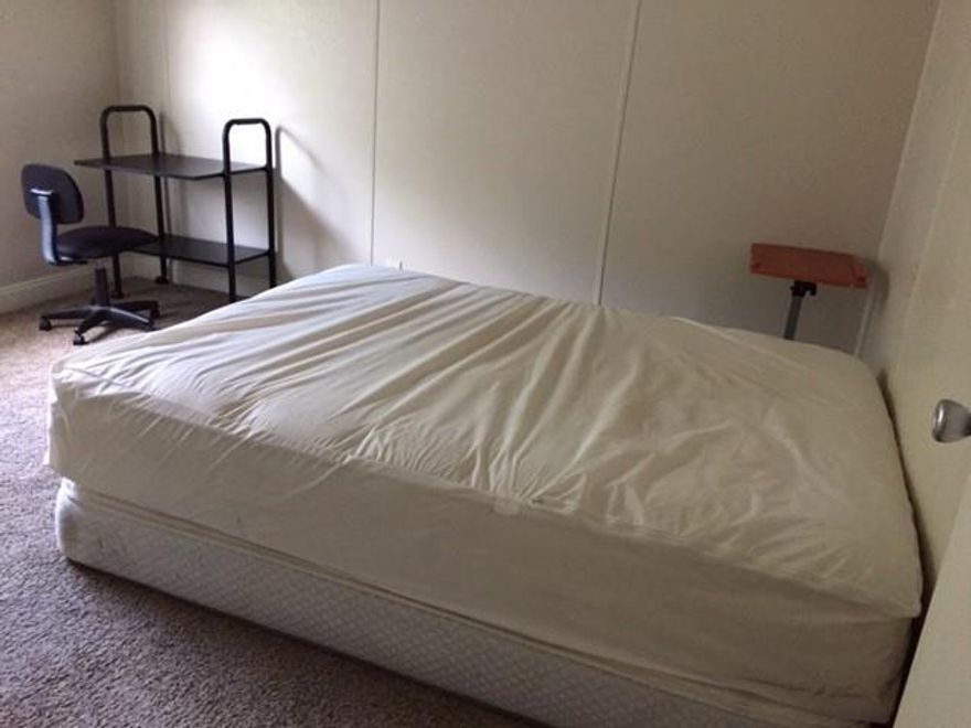 Three bedrooms 2 bathrooms with living room and kitchen.
Walking distance to Lake Texoma.
Very close to several Marinna and resorts.