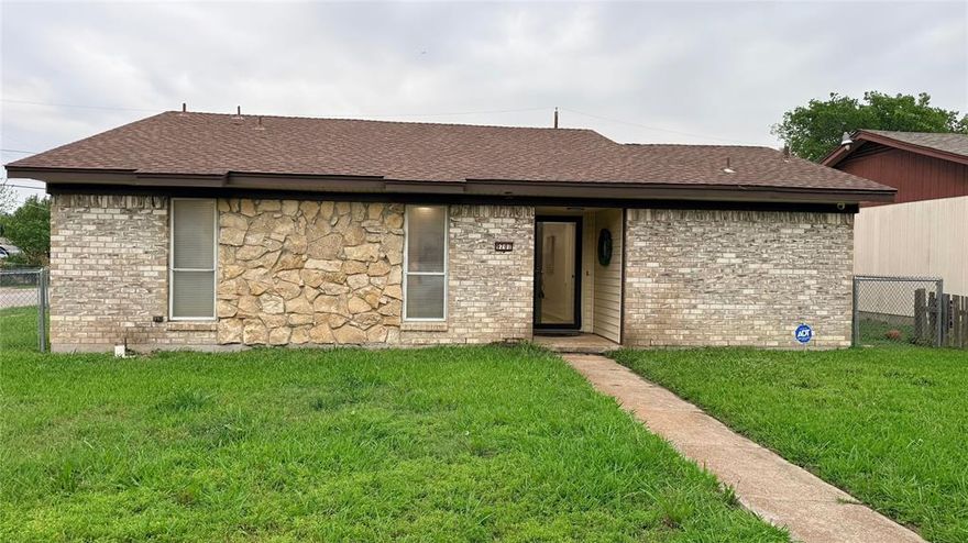 Charming 3-bedroom, 2-bathroom single-story home situated on a corner lot in Dallas. Offering approximately 1,321 square feet of living space on a 7,139-square-foot lot, this property provides a functional layout with great potential for homeowners or investors alike. Built in 1971, the home features a practical floor plan, ample yard space, and convenient access to major roads, shopping, schools, and everyday amenities. A solid opportunity for a buyer looking for value, space, and location in an established neighborhood. 

Casa en venta con gran potencial en Dallas
Ubicada en 9701 Limestone Dr, esta acogedora propiedad de 3 recámaras y 2 baños ofrece una excelente oportunidad para quienes buscan una vivienda cómoda o una inversión con buen potencial. Con 1,321 pies cuadrados de construcción y un amplio terreno de 7,139 pies cuadrados, esta casa de una planta cuenta con una distribución funcional, buen espacio exterior y una ubicación conveniente cerca de escuelas, tiendas y accesos principales. Ideal para darle tu toque personal y convertirla en el hogar que siempre has querido.