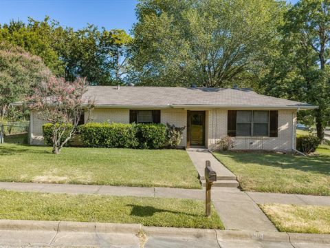 Photo of 1313 Crestridge Street, Ennis, TX 75119 (MLS # 21329736)