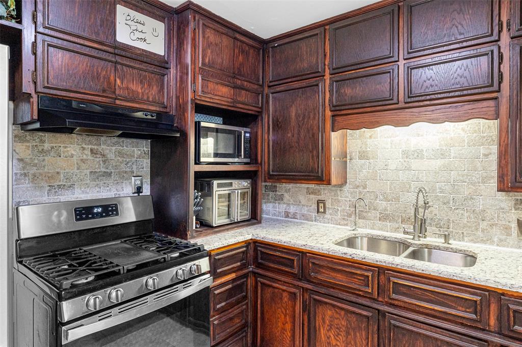 Cleburne, Texas 76033, United States, 3 Bedrooms Bedrooms, ,2 BathroomsBathrooms,Residential,Pending,1845