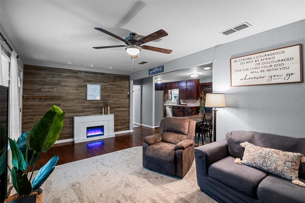 Cleburne, Texas 76033, United States, 3 Bedrooms Bedrooms, ,2 BathroomsBathrooms,Residential,Pending,1845