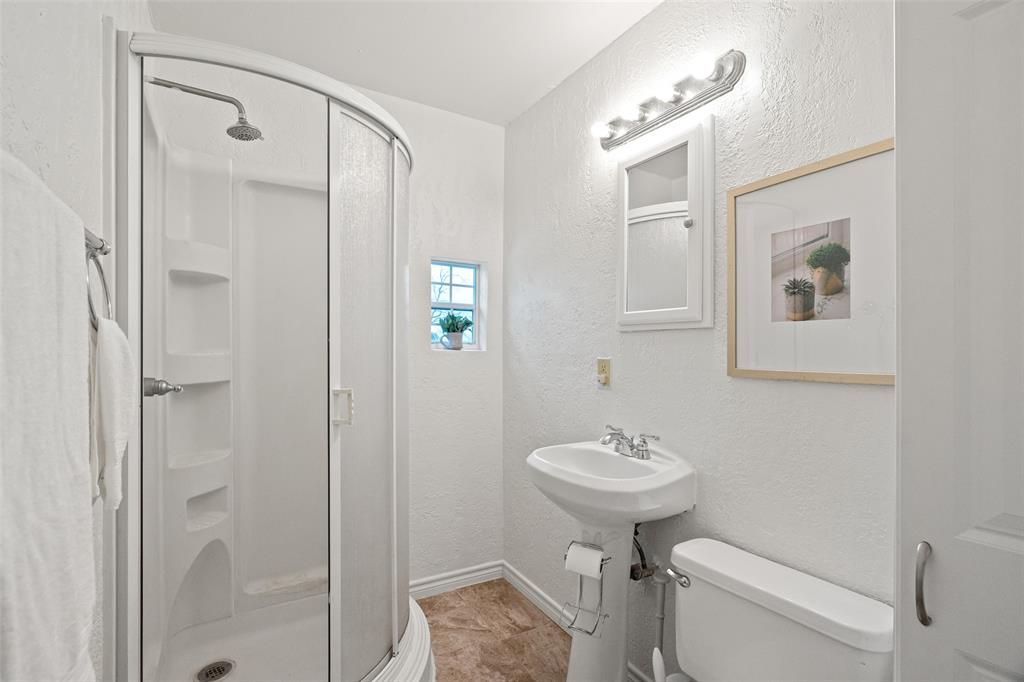 Cleburne, Texas 76033, United States, 3 Bedrooms Bedrooms, ,2 BathroomsBathrooms,Residential,Pending,1845