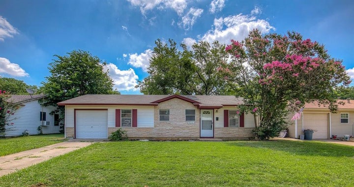 Photo 1 of 20 — 820 Collin Drive, Euless, TX 76039
