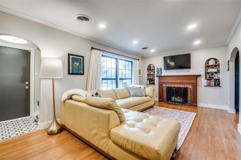 2127 Leander Drive