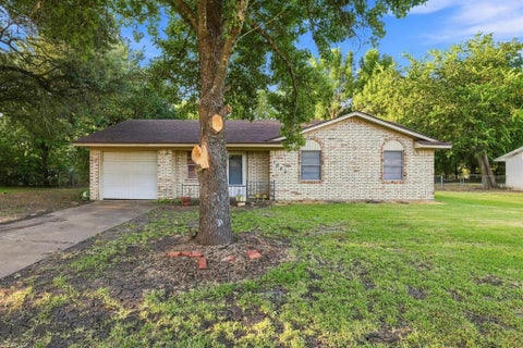 Photo of 1008 Yeager Street, Honey Grove, TX 75446 (MLS # 21351297)