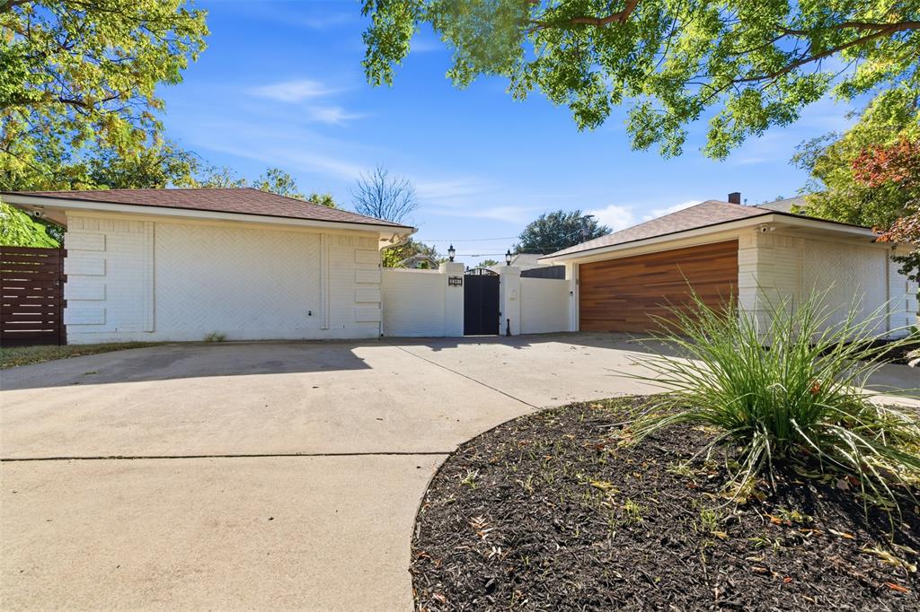 2201 Mistletoe Boulevard