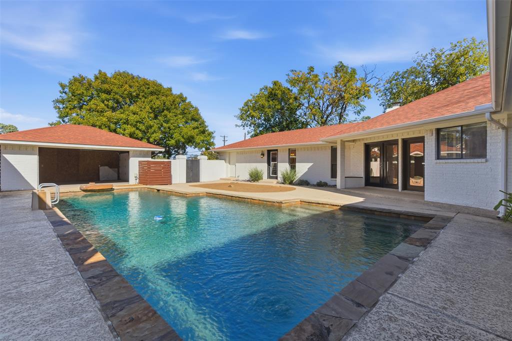 2201 Mistletoe Boulevard