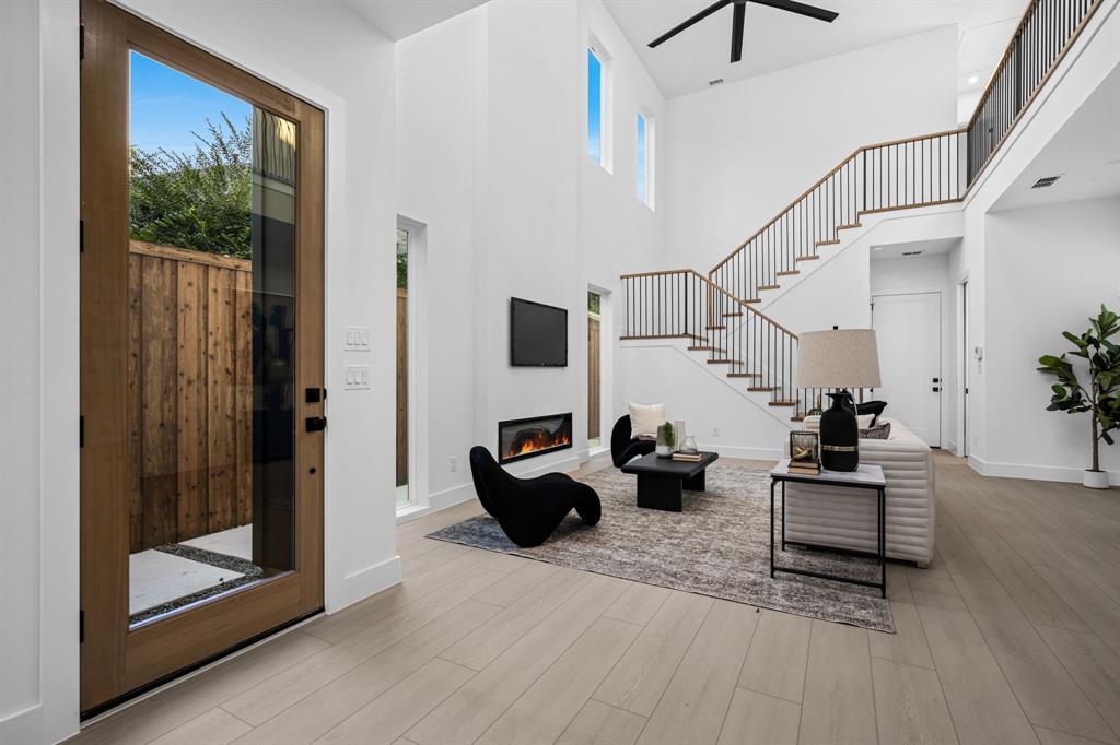 814 W 10th Street