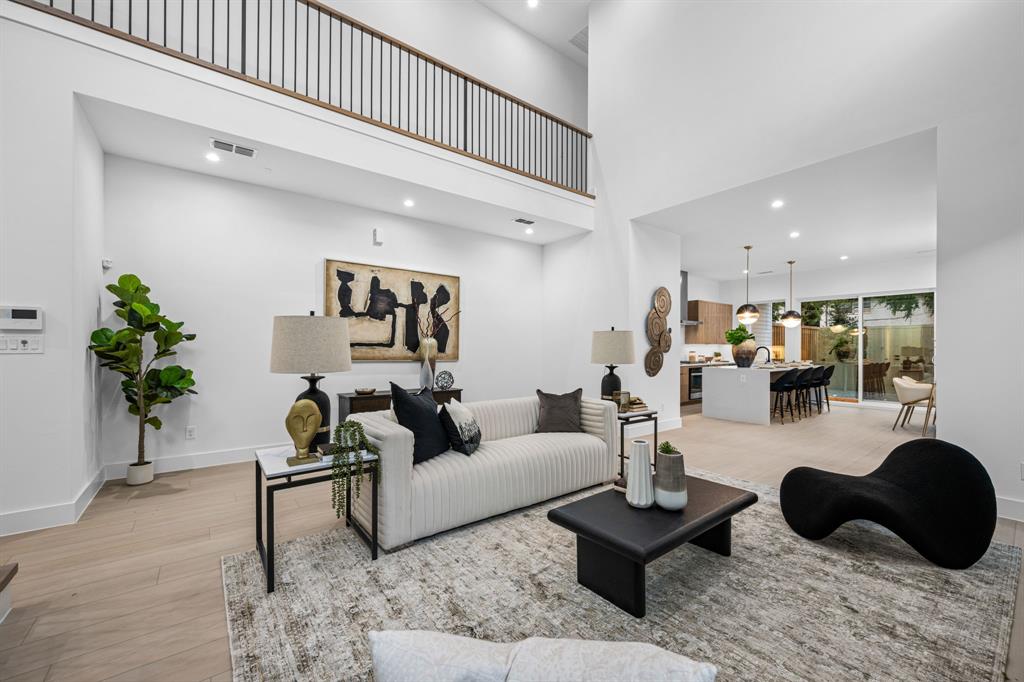 814 W 10th Street