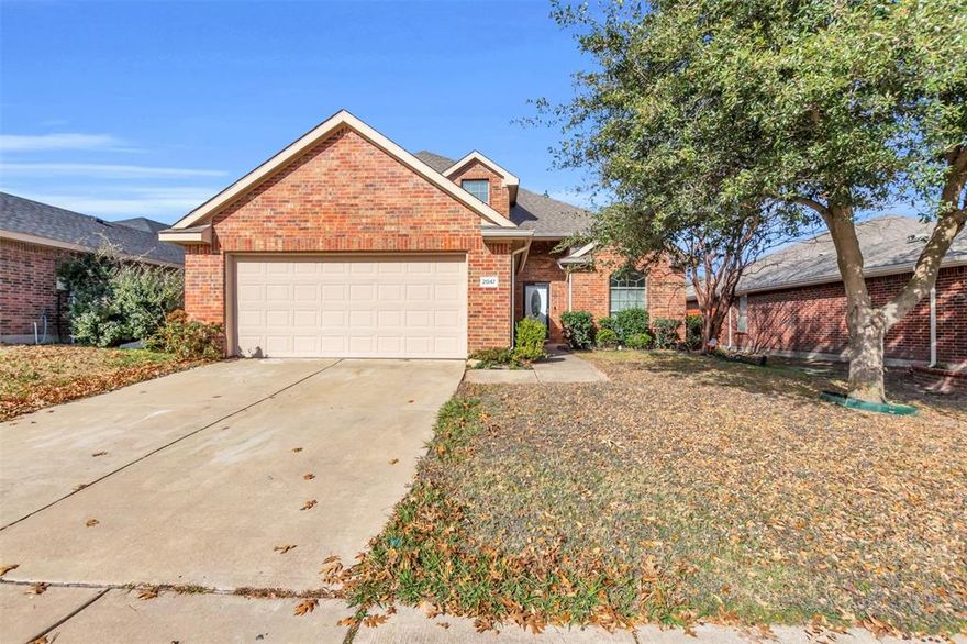 Beautiful and spacious two-story home featuring 4 bedrooms and 3 full bathrooms. The kitchen boasts granite countertops, a classic subway tile backsplash, and stainless steel appliances. Enjoy a large backyard with plenty of space to relax or entertain, along with access to nearby walking trails.

Ideally located in the heart of Heartland, Texas, this home offers a true community lifestyle. Residents enjoy resort-style amenities, including multiple swimming pools, parks, playgrounds, sports fields, scenic trails, and a community fitness center. Conveniently located near highly rated elementary schools, with easy access to shopping, dining, and major highways for commuting to Dallas and surrounding areas. This home combines comfort, convenience, and an active neighborhood atmosphere.