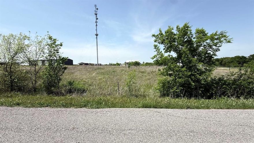 1.5 Acre lot in Rockwall city limits and NO HOA!!! Build your dream home on with the builder of your choice. Located just a few minutes off I-80 and I-30, providing convenient access to the DFW metroplex and all cities in Dallas & Kaufman County. Rockwall ISD Schools. No restrictions for quiet country living and a beautiful country scenery!
