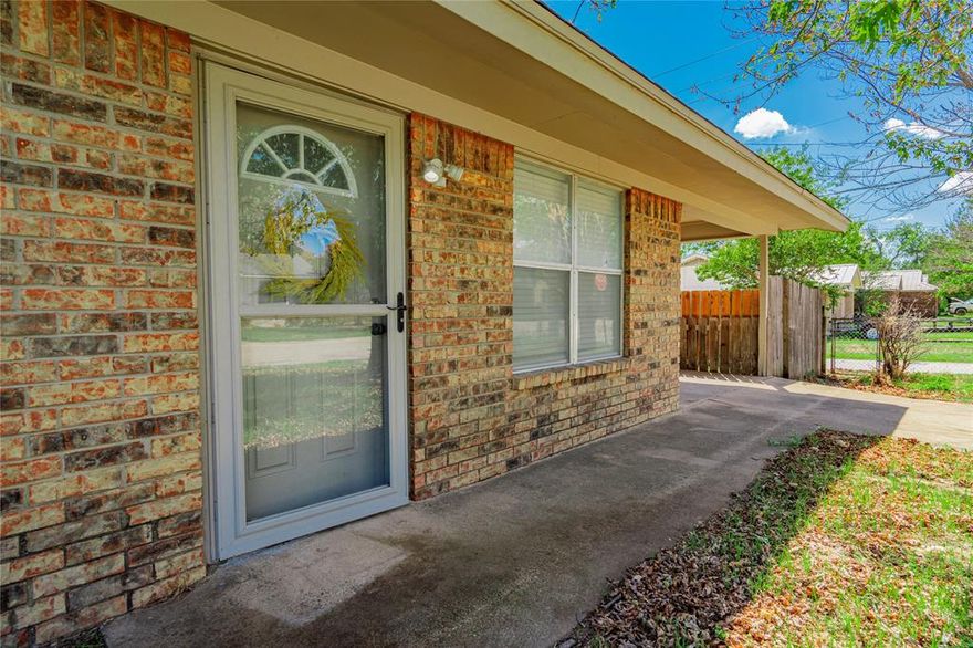 Inviting 2-bed, 1-bath home on a generous 0.18-acre corner lot! This fluid living space exudes charm and functionality, making it an ideal choice for both families and savvy investors. The well-maintained interior seamlessly connects the living, dining, and kitchen areas, providing a sense of openness and flexibility. Outside, the expansive yard offers endless possibilities for gardening, play, or for creating memories. Conveniently located just blocks from the Historic Downtown Square, near schools, parks, dining, shopping, and essential amenities, this property is perfect if you're looking for a family home or for a lucrative rental investment!