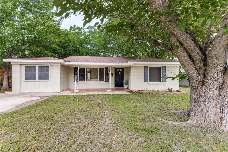 Don't miss this opportunity to own this cute 4 bedroom, 2 bath home! Situated in a well established neighborhood, this charming gem has a large backyard and mature trees.