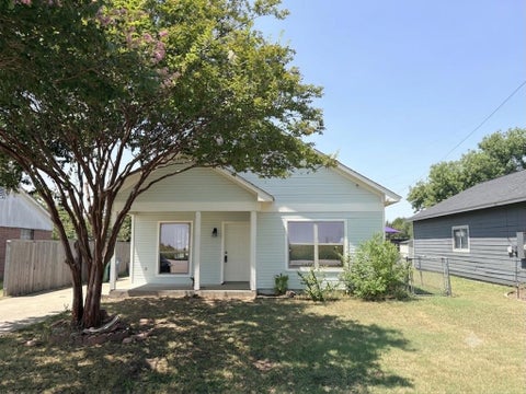 Photo of 334 Peters Street, Waxahachie, TX 75165 (MLS # 21351887)