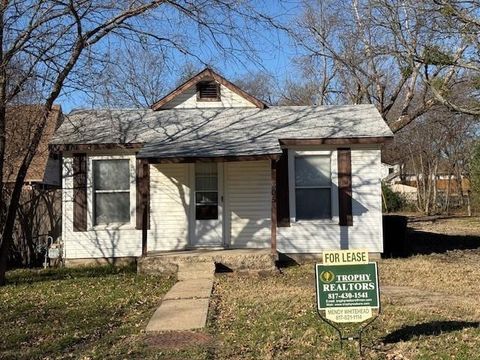 Photo of 305 N Denton Avenue, Justin, TX 76247 (MLS # 21136472)