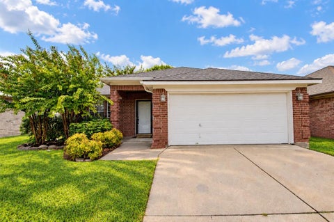 Photo of 6917 Coldwater Canyon Rd RD, Fort Worth, TX 76132 (MLS # 21402914)