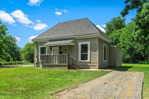 Photo of 827 W Ellis Street, Sherman, TX 75092 (MLS # 21120855)