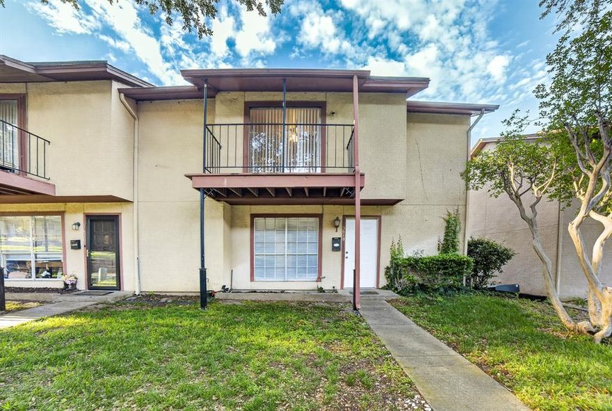 Just minutes from I-30 and I-635!
Move in Ready and idea for easy, low maintenance living.
New interior Paint
New Carpet Upstairs,
New Appliances,
New Microwave, Dishwasher, Stove
HVAC and Hot Water Heater have been serviced.