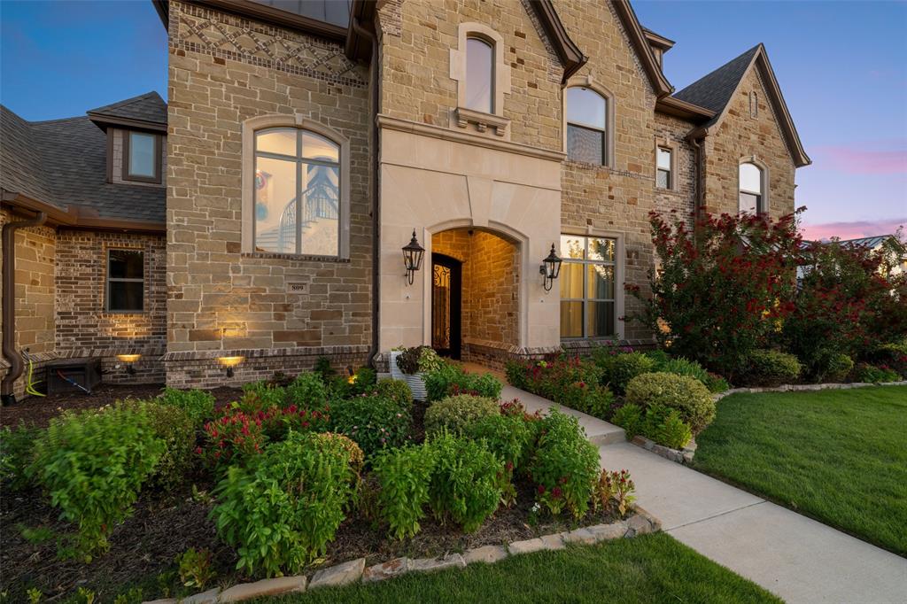 809 Lyndsey Way