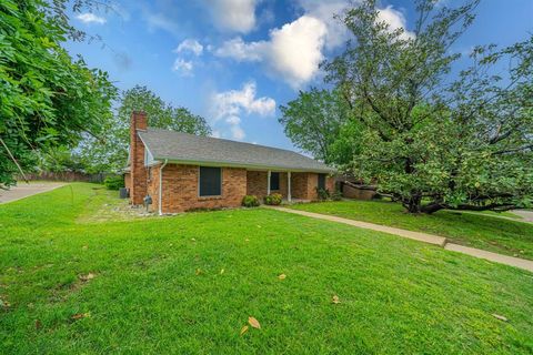 Photo of 806 E Coral Way, Grand Prairie, TX 75051 (MLS # 21246812)