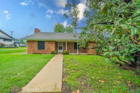 Photo of 806 E Coral Way, Grand Prairie, TX 75051 (MLS # 21246812)