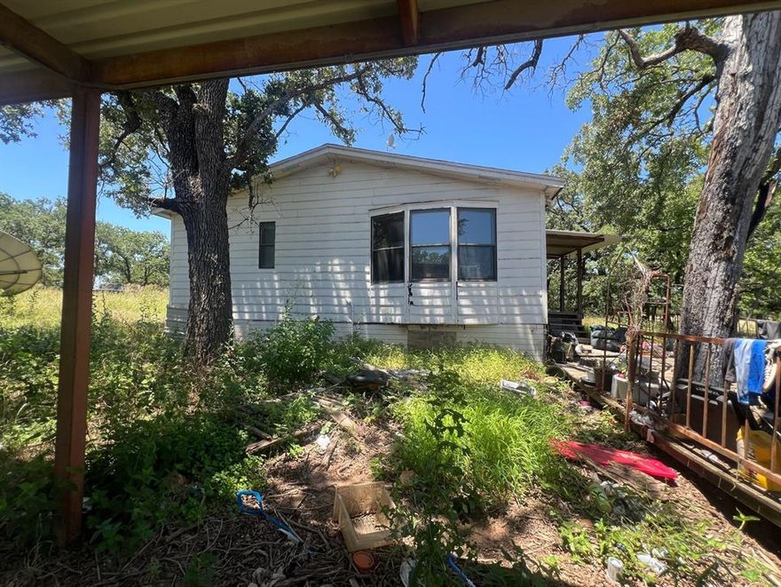 INVESTOR SPECIAL - INVESTOR FRIENDLY

Welcome to 324 Whispering Oaks, a charming fixer-upper nestled in the heart of Mineral Wells, TX! This 3-bedroom, 2-bathroom home offers a fantastic opportunity for investors, DIY enthusiasts, or anyone looking to create their dream home. Spanning approximately 1,600 square feet, this single-story residence sits on a spacious 1.04-acre lot. 

 Conveniently located near downtown Mineral Wells, with easy access to local shops, restaurants, and the scenic beauty of