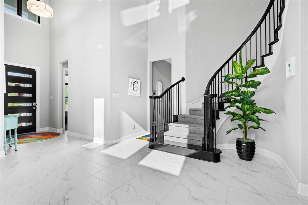1833 Rolling Heights Lane