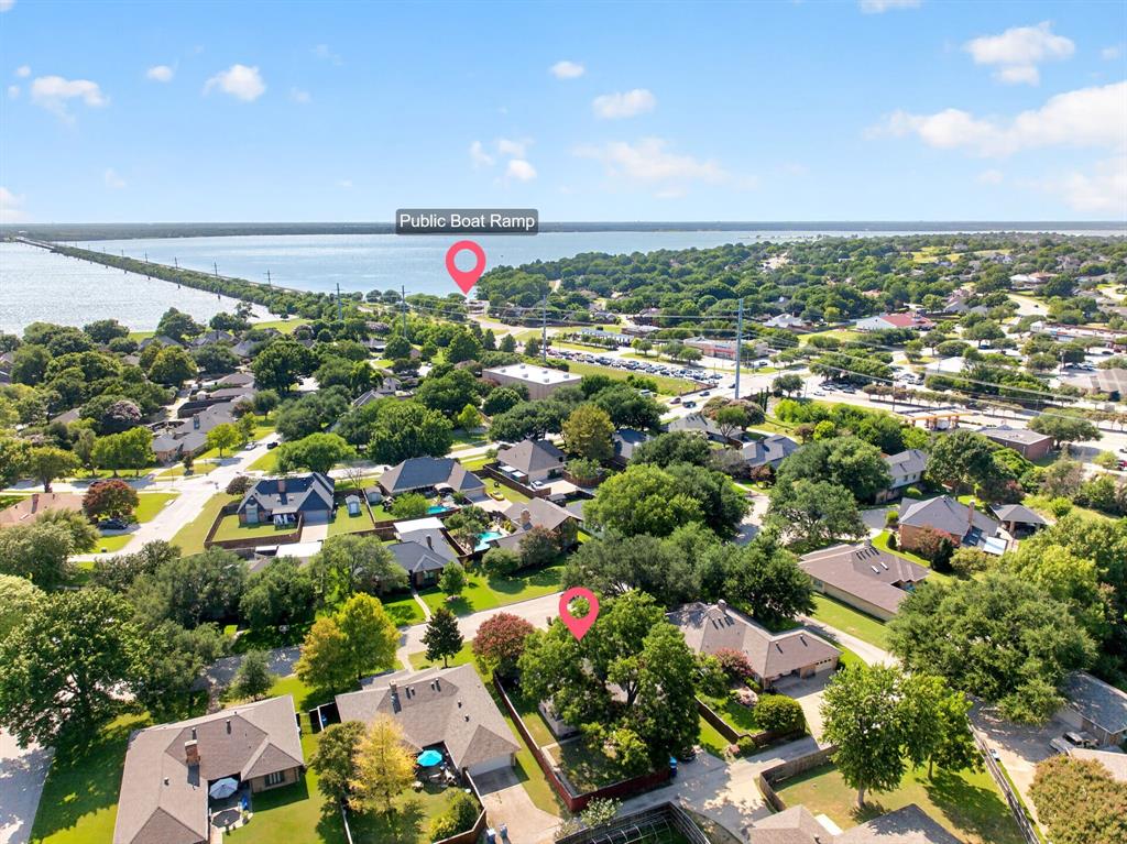 806 Lake Meadows Circle