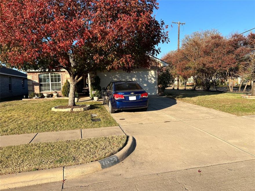 Great open 3-2-2 floor plan with numerous upgrades throughout. Living area features laminate flooring, with tile in the kitchen, dining, utility, and all baths. The kitchen offers granite countertops, upgraded appliances, and a gas range. Roof is approximately 3 years old.

Primary suite includes updated master bath and a well-organized walk-in closet. Enjoy the screened-in patio overlooking a large backyard, perfect for outdoor living. Move-in ready and well maintained!